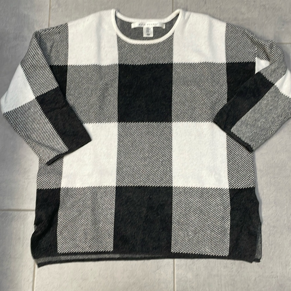 Max Studio Gray & Cream Plaid/Check Sweater